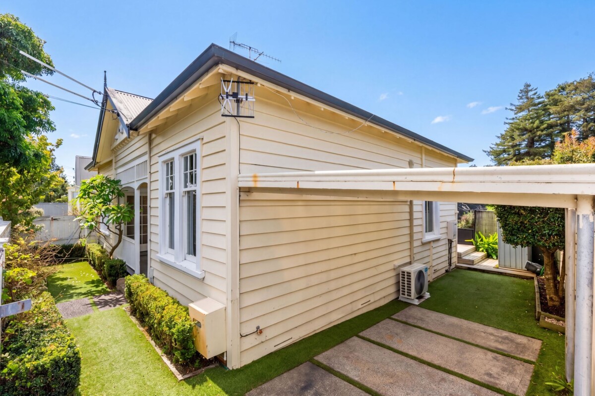 Double Grammar school zone, 3 beds 2 baths house with carport on 675m2 section, close to parks, reserve, schools, Newmarket shopping centre, zoned for Victoria Avenue School, Remuera Intermediate, Auckland Grammar, and Epsom Girls Grammar, 141 Bassett Road, Remuera, Auckland