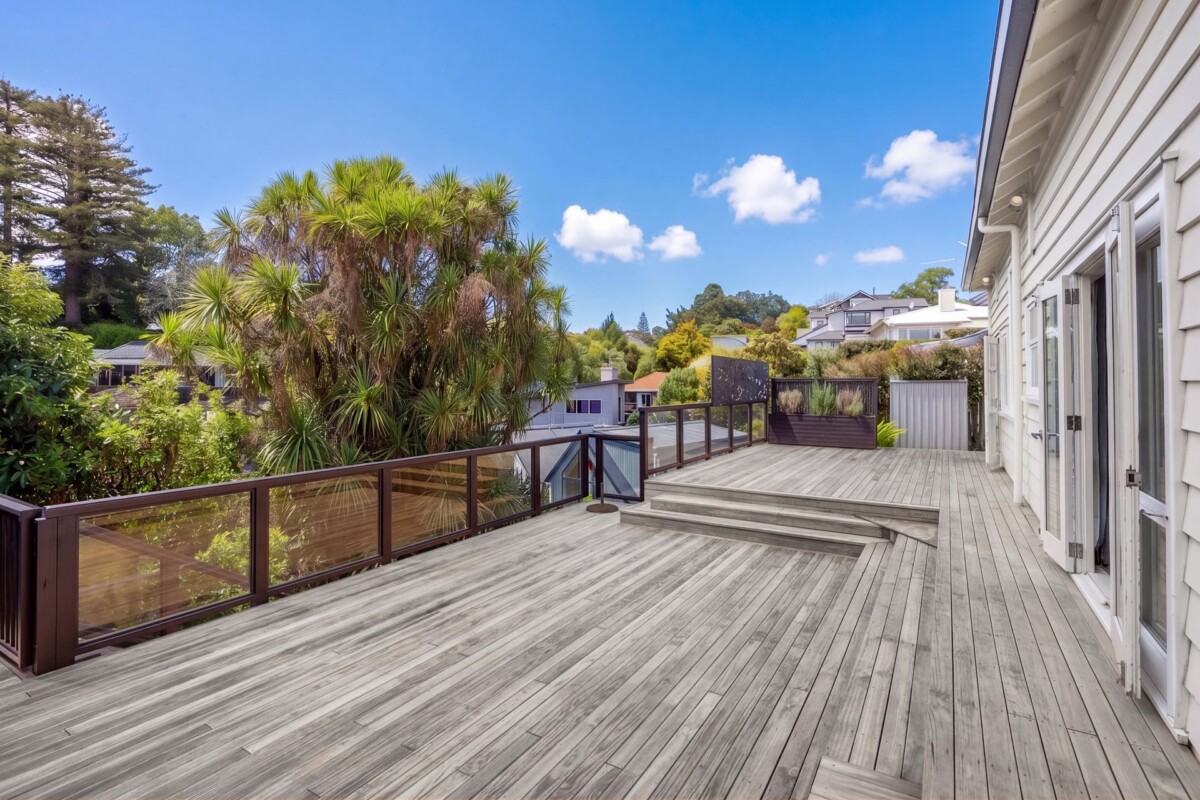 Double Grammar school zone, 3 beds 2 baths house with carport on 675m2 section, close to parks, reserve, schools, Newmarket shopping centre, zoned for Victoria Avenue School, Remuera Intermediate, Auckland Grammar, and Epsom Girls Grammar, 141 Bassett Road, Remuera, Auckland