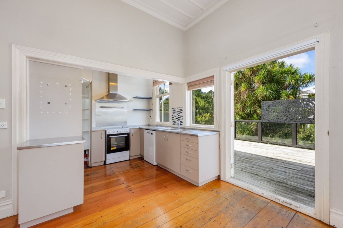 Double Grammar school zone, 3 beds 2 baths house with carport on 675m2 section, close to parks, reserve, schools, Newmarket shopping centre, zoned for Victoria Avenue School, Remuera Intermediate, Auckland Grammar, and Epsom Girls Grammar, 141 Bassett Road, Remuera, Auckland