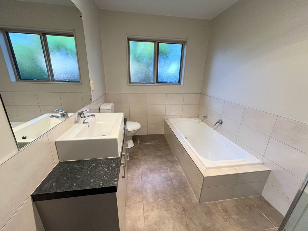 For rent, 4 beds 2 baths house with double garage, Available Now, 10 Chard Place, Mission Heights, Auckland