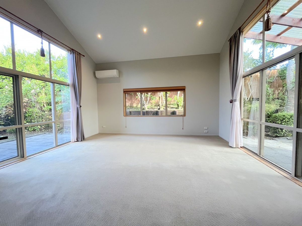 For rent, 4 beds 2 baths house with double garage, Available Now, 10 Chard Place, Mission Heights, Auckland