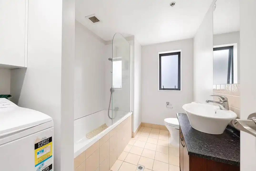 Double Grammar school zone, Freehold 2 beds 1 bath apartment, 51m2 plus a spacious balcony, 1.1 km to Auckland Girls’ Grammar School, 1.7 km to Auckland Grammar, 911/76 Wakefield Street, City Centre, Auckland