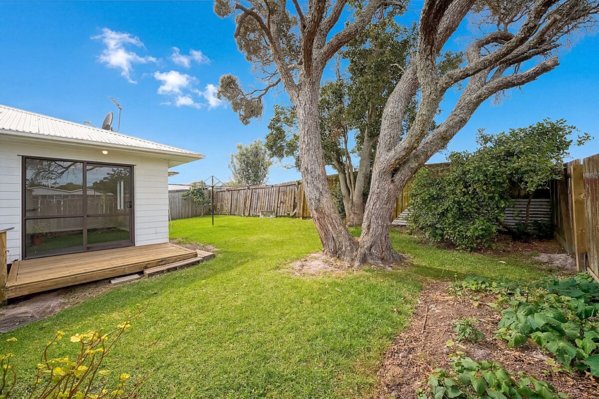 Home and income on 716m2 section, 3 beds 1 bath main home + standalone 2 beds ( 1 bed plus 3.2m x 2.6m flexi room) 1 bath minor dwelling, currently rented With a combined return of $1,135 per week, near schools, parks, shops, and transport routes, 50 Barrys Road, Glendene, Auckland