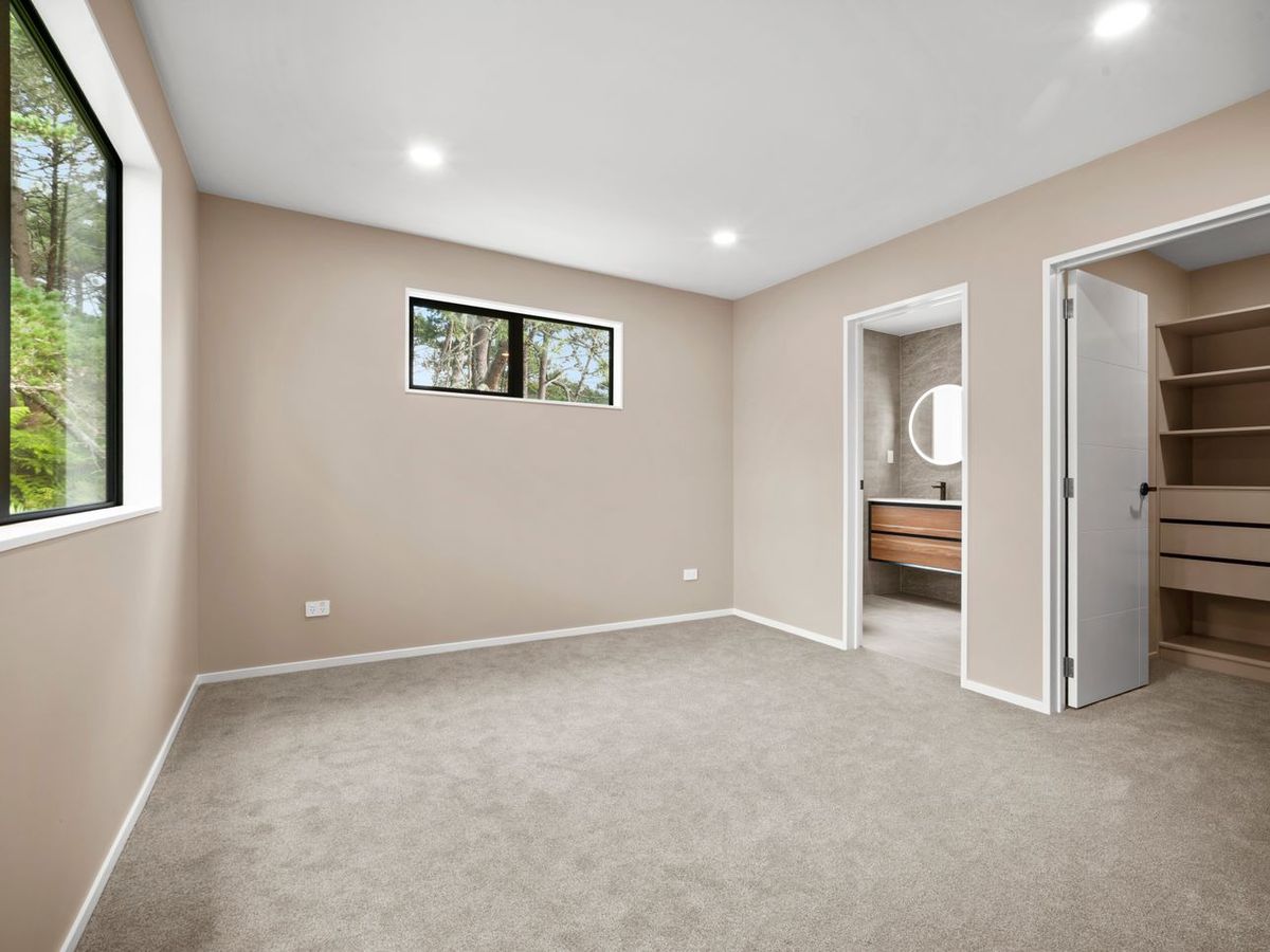 For rent, Standalone 3 beds 2 baths townhouse with garage, Available Now, 25D Lavery Place, Sunnynook, Auckland