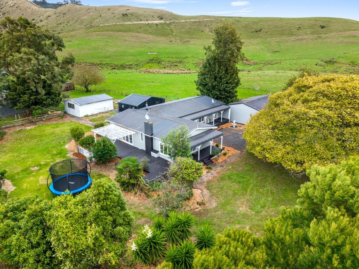 208 m2 Lifestyle 4 beds 2 baths house with sleepout on 1.29 ha land, 3-bay garaging, substantial 4-bay shedding with 3-phase power, and an additional 2-bay garage, close to Te Kauwhata village, you’ll have access to schools, childcare, medical facilities, emergency services, a golf course, sports clubs, a library, and a range of shops and cafés, approx 83 km to Auckland, 232 Martin Road, Waerenga, Waikato