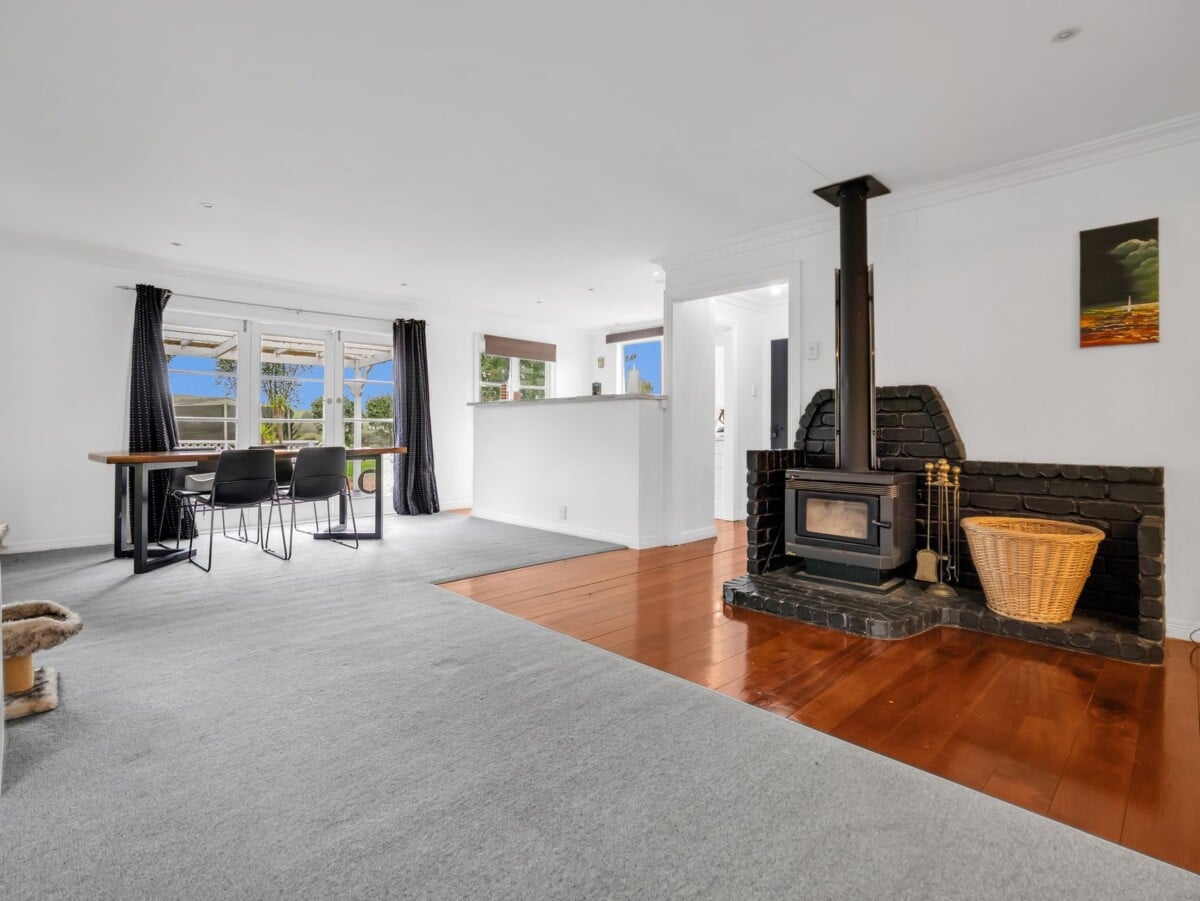 208 m2 Lifestyle 4 beds 2 baths house with sleepout on 1.29 ha land, 3-bay garaging, substantial 4-bay shedding with 3-phase power, and an additional 2-bay garage, close to Te Kauwhata village, you’ll have access to schools, childcare, medical facilities, emergency services, a golf course, sports clubs, a library, and a range of shops and cafés, approx 83 km to Auckland, 232 Martin Road, Waerenga, Waikato