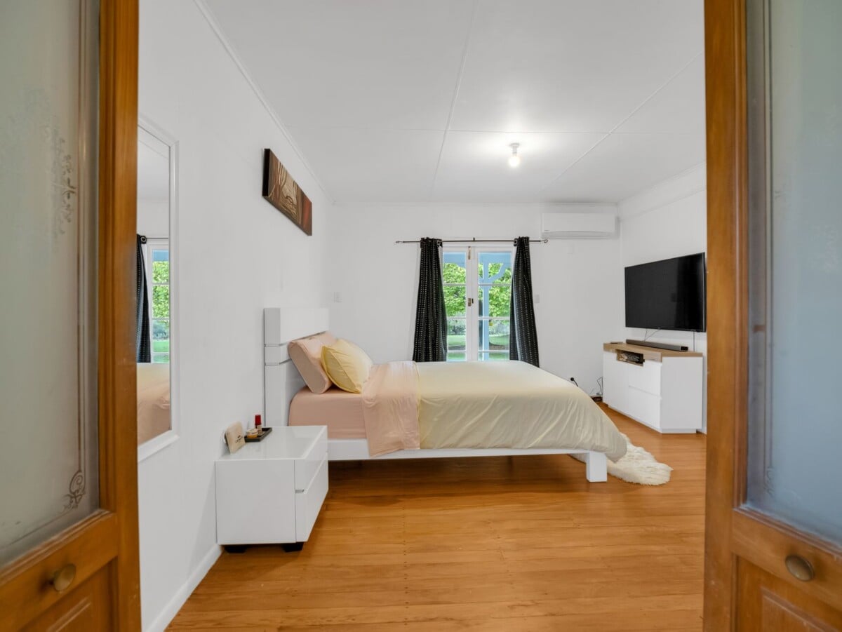 208 m2 Lifestyle 4 beds 2 baths house with sleepout on 1.29 ha land, 3-bay garaging, substantial 4-bay shedding with 3-phase power, and an additional 2-bay garage, close to Te Kauwhata village, you’ll have access to schools, childcare, medical facilities, emergency services, a golf course, sports clubs, a library, and a range of shops and cafés, approx 83 km to Auckland, 232 Martin Road, Waerenga, Waikato