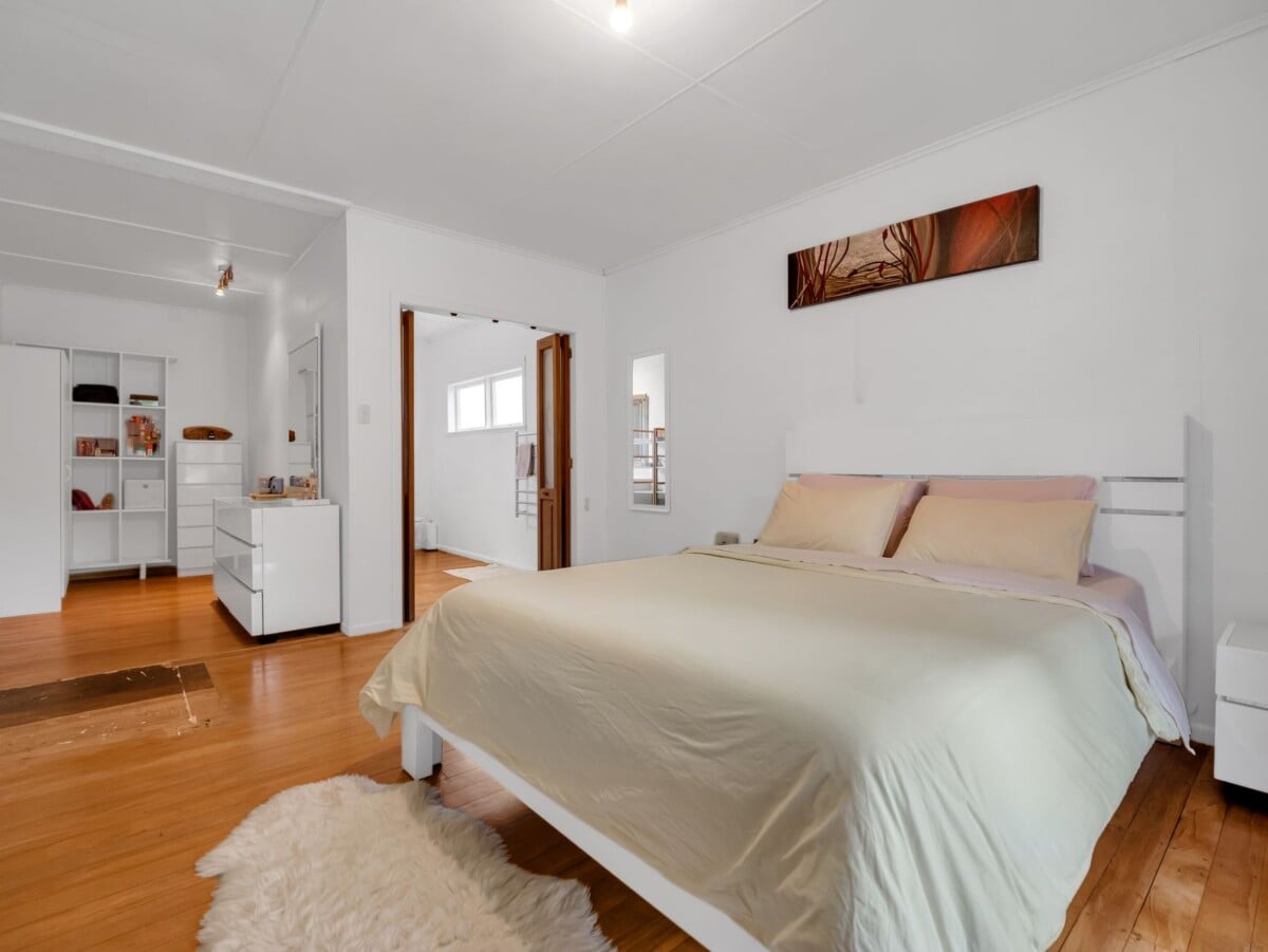 208 m2 Lifestyle 4 beds 2 baths house with sleepout on 1.29 ha land, 3-bay garaging, substantial 4-bay shedding with 3-phase power, and an additional 2-bay garage, close to Te Kauwhata village, you’ll have access to schools, childcare, medical facilities, emergency services, a golf course, sports clubs, a library, and a range of shops and cafés, approx 83 km to Auckland, 232 Martin Road, Waerenga, Waikato