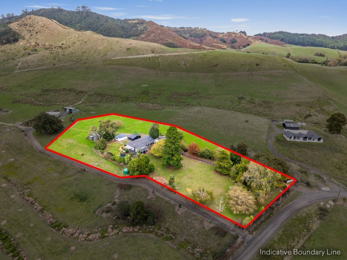 208 m2 Lifestyle 4 beds 2 baths house with sleepout on 1.29 ha land, 3-bay garaging, substantial 4-bay shedding with 3-phase power, and an additional 2-bay garage, close to Te Kauwhata village, you’ll have access to schools, childcare, medical facilities, emergency services, a golf course, sports clubs, a library, and a range of shops and cafés, approx 83 km to Auckland, 232 Martin Road, Waerenga, Waikato