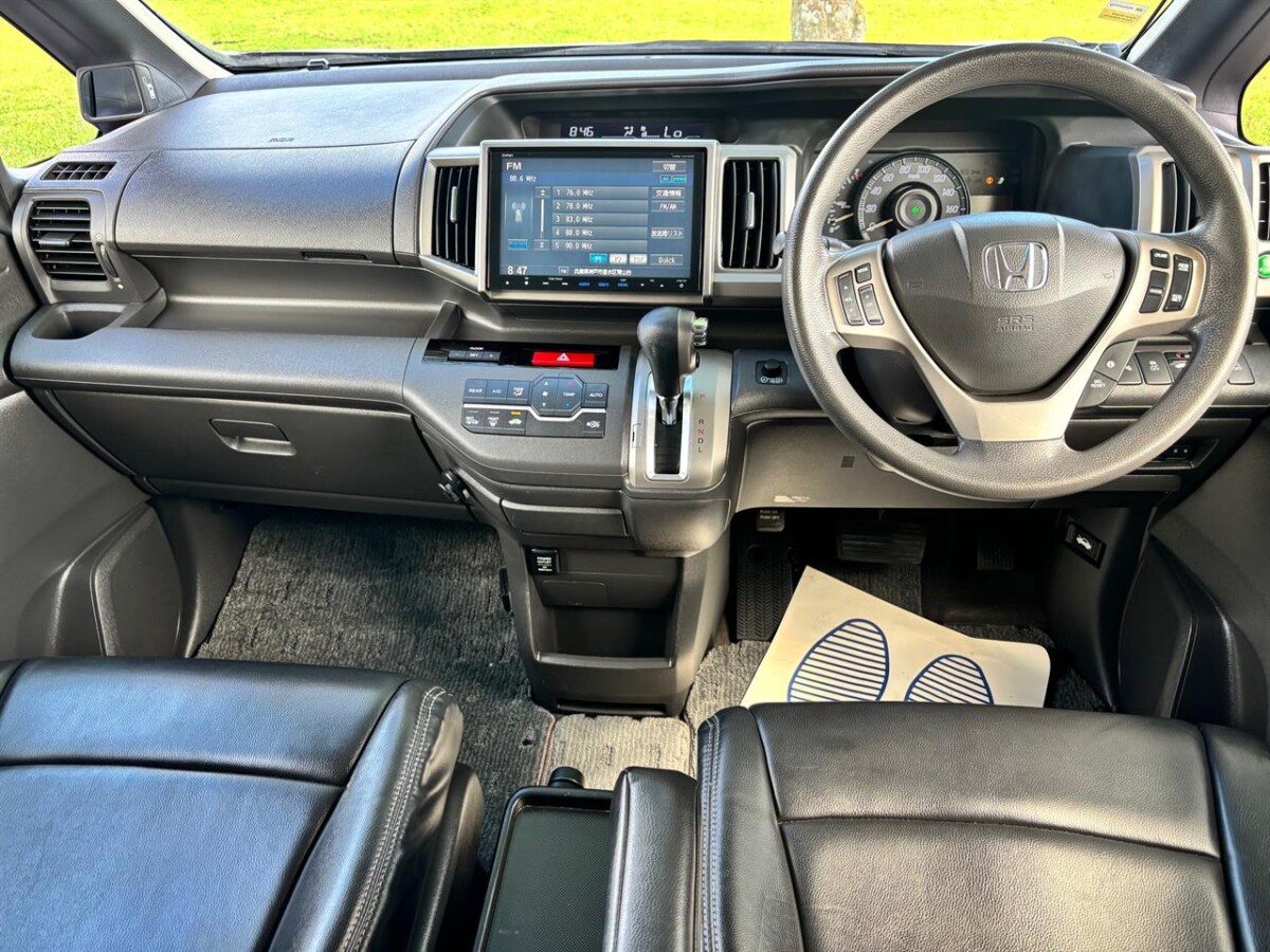 2014 Honda Stepwagon 2.0 G Comfort Selection, Automatic, 5 Door, Van, Silver, 8 Seats (Leather), 2000cc, Petrol, 126,916km