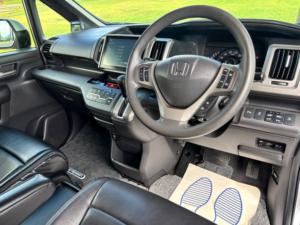 2014 Honda Stepwagon 2.0 G Comfort Selection, Automatic, 5 Door, Van, Silver, 8 Seats (Leather), 2000cc, Petrol, 126,916km