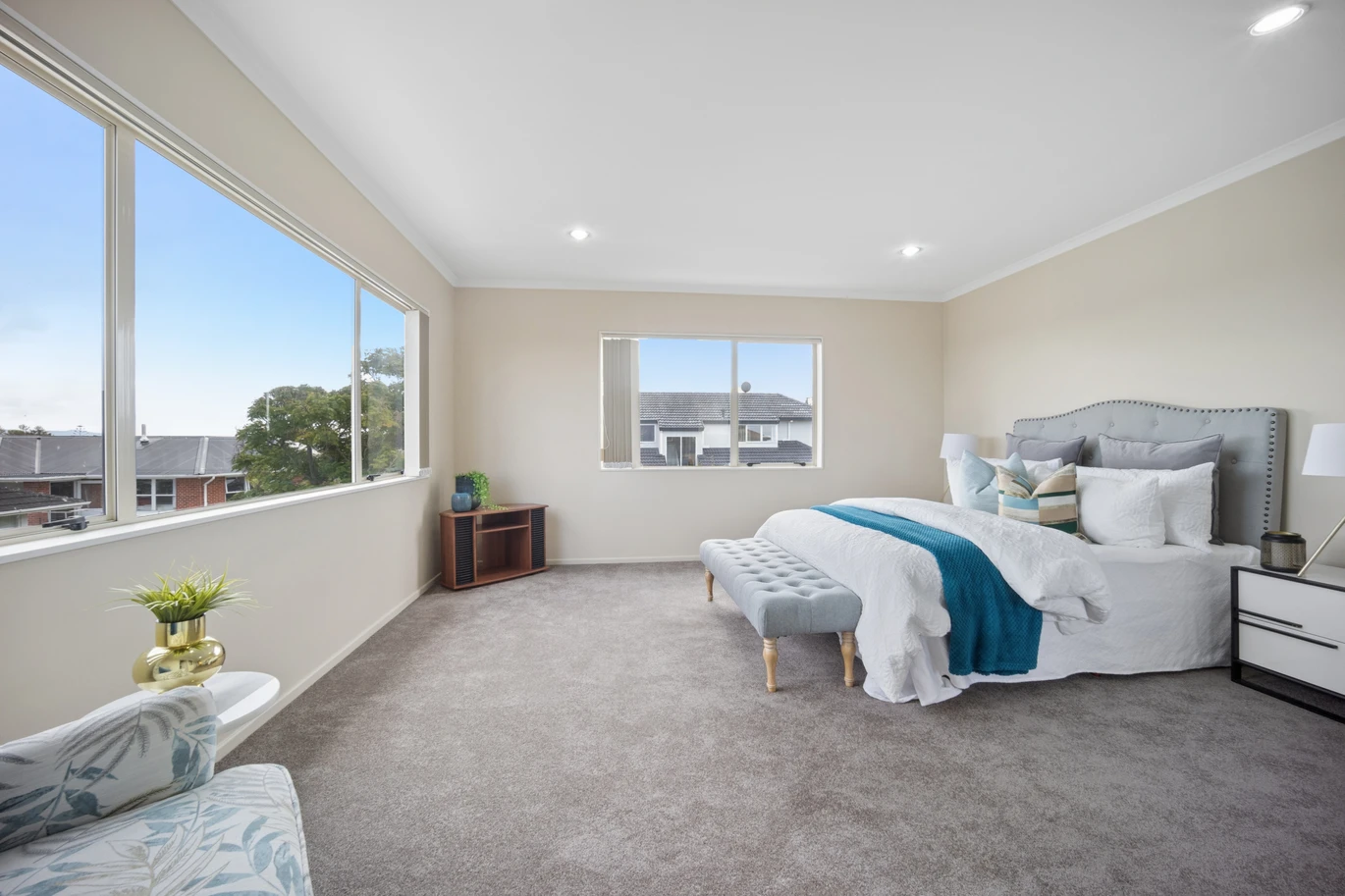 6 beds 3 baths house with double garage on 394m2 section, close to shops, supermarkets, schools, quick motorway access, zoned for Marshall Laing School, Blockhouse Bay Intermediate, and Lynfield College, 377 Richardson Road, Mount Roskill, Auckland