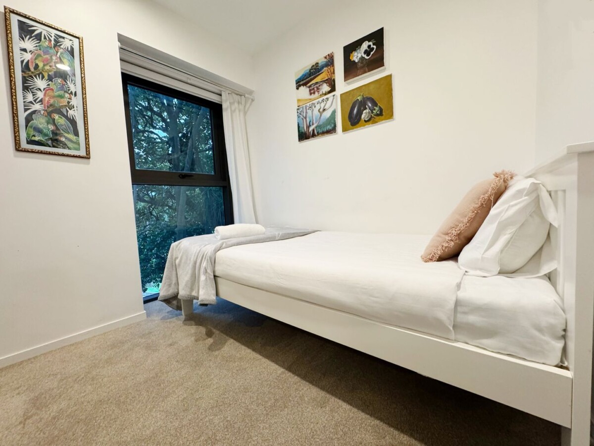 Auckland Girls’ Grammar school zone, 47m2 Freeholdand fully furnished 2 beds 1 bath 1 car park apartment with park views, within walking distance to Sky Tower, Aotea Centre, universities, and all key amenities. B03/369 Queen Street, City Centre, Auckland