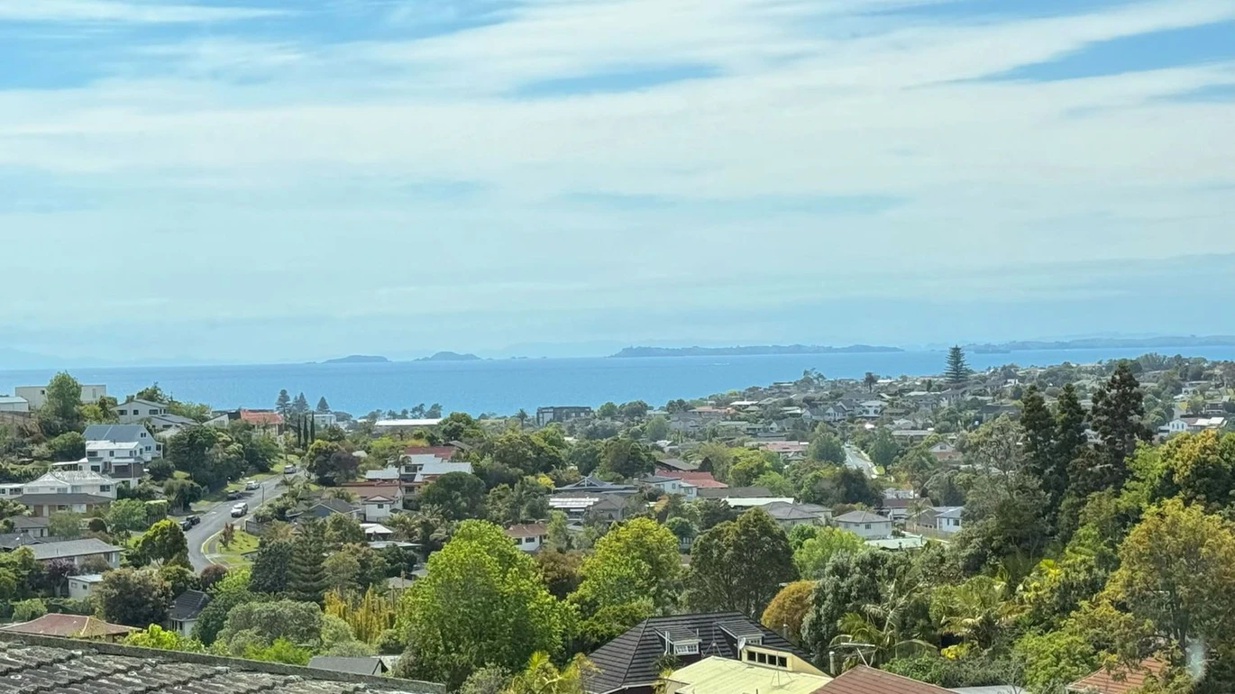 Rangitoto College zone, Sea views, Freehold 2 beds 1 bath home with car park, Zoned for Rangitoto College, Northcross Intermediate, and Sherwood Primary also all within walking distance, easy access to the Northern Motorway and public transport, and only a short drive to Albany Mall, 4/737 East Coast Road, Browns Bay, Auckland