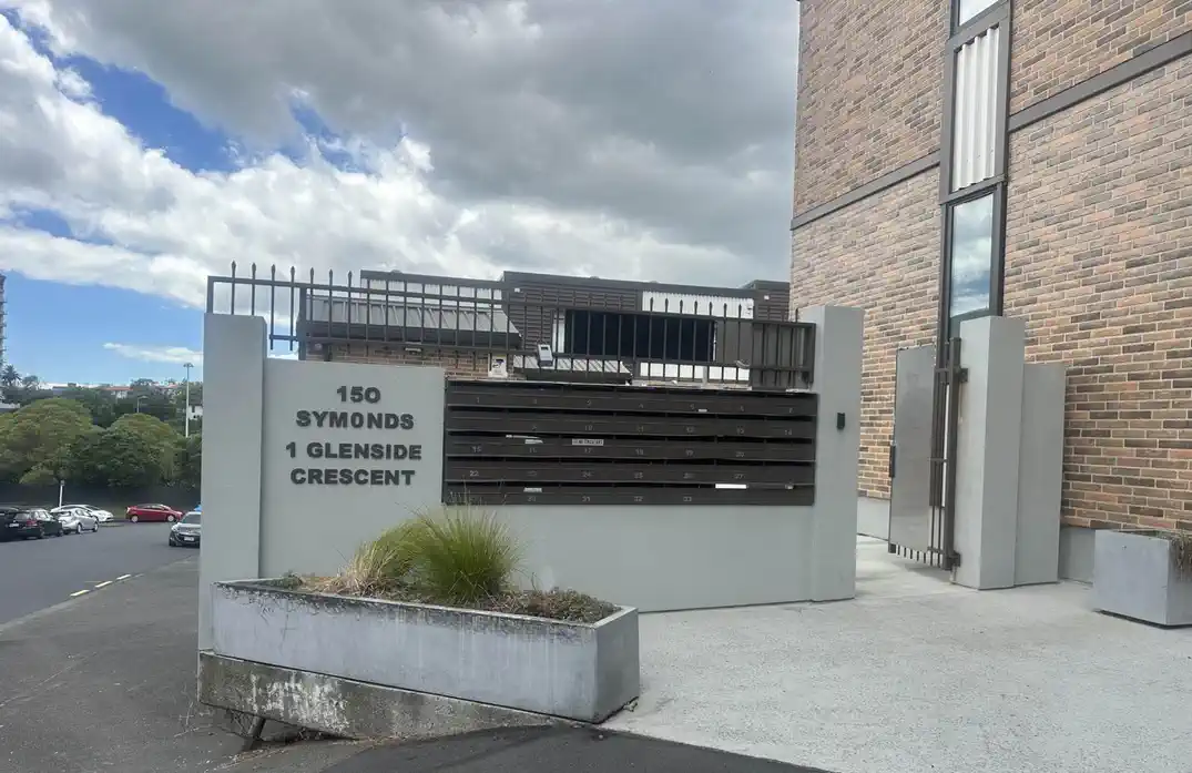 Double Grammar school zone, 2 beds + big office 2.5 baths 2 car parks mixed-use townhouse, 1 Title, 2 Addresses, Separate-Access 40m2 office with toilet downstairs, Just a short walk to universities, hospitals, and the Auckland CBD, 0.9km to Auckland Girls’ Grammar School, 1km to Auckland Grammar, 5/1 Glenside Crescent, Grafton, Auckland
