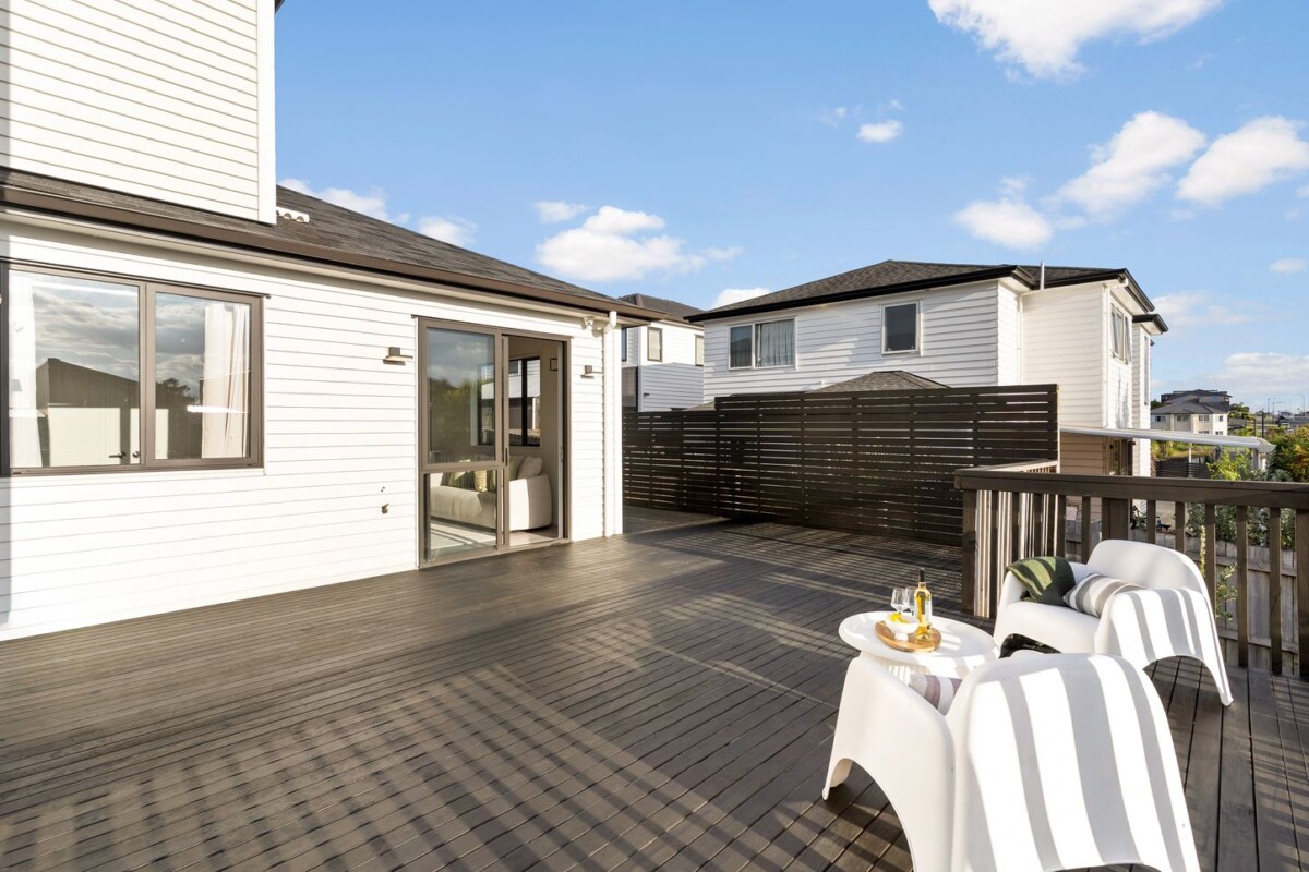 2 kitchens, 296m2 5 beds 3.5 baths house with double garage and 2-beds granny on 378m2 section, close to local parks, shopping amenities, zoned for Ormiston Primary, Ormiston Junior College, and Ormiston Senior College, 3 Hing Street, Flat Bush, Auckland