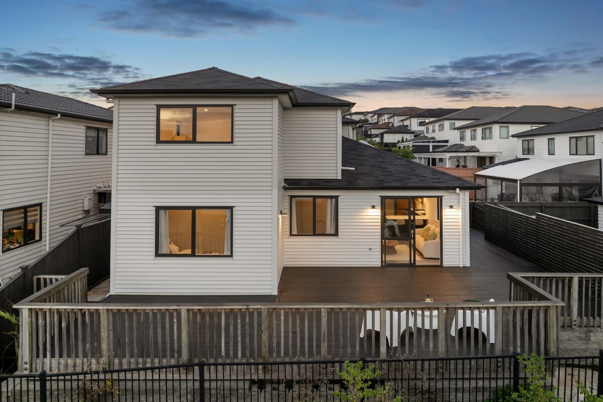 2 kitchens, 296m2 5 beds 3.5 baths house with double garage and 2-beds granny on 378m2 section, close to local parks, shopping amenities, zoned for Ormiston Primary, Ormiston Junior College, and Ormiston Senior College, 3 Hing Street, Flat Bush, Auckland