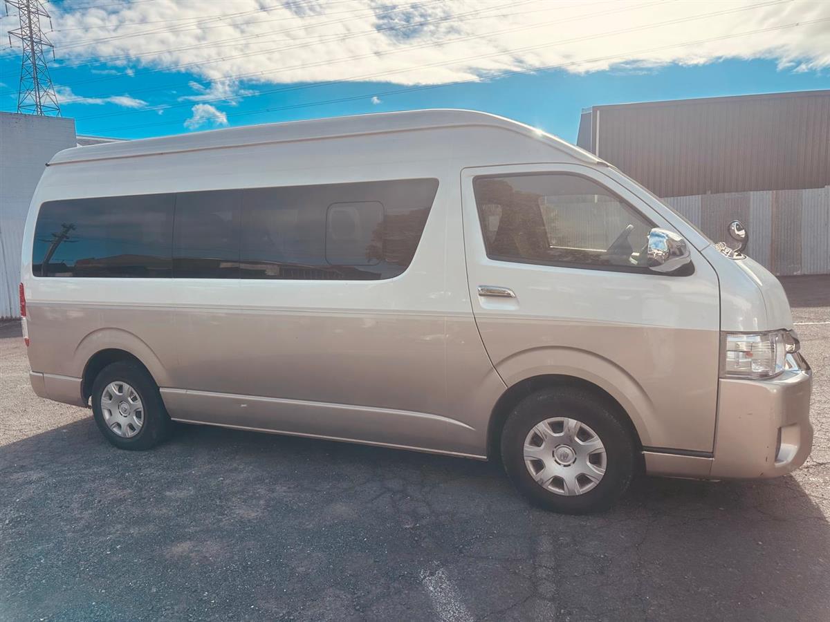 2017 Toyota Hiace Van Automatic, White, 10 seats, Petrol, 2,690 cc, 146,168 km
