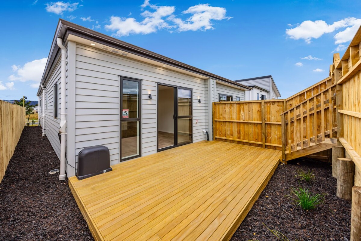 Brandnew 2 beds + study room 1 bath Duplex home with 2 car parks on 175m2 section, close to local amenities, schools, easy motorway access, 16 Ihi Place, Karaka, Auckland