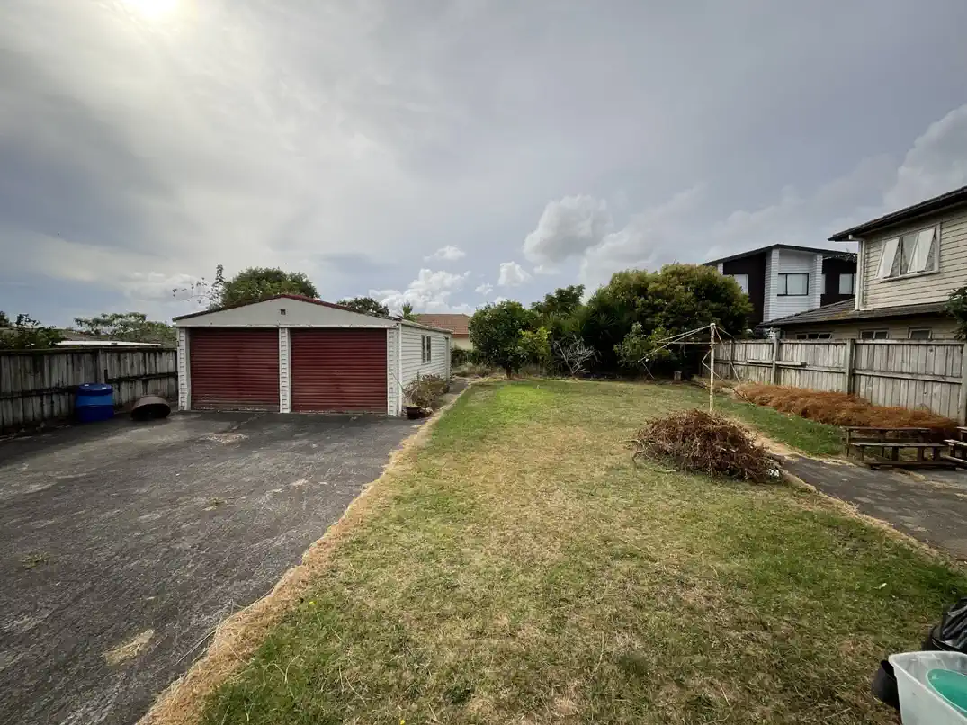 For rent, 4 beds (3 beds + study room) 1.5 baths house with double garage, available now, 1 Hutt Road, Manurewa, Auckland