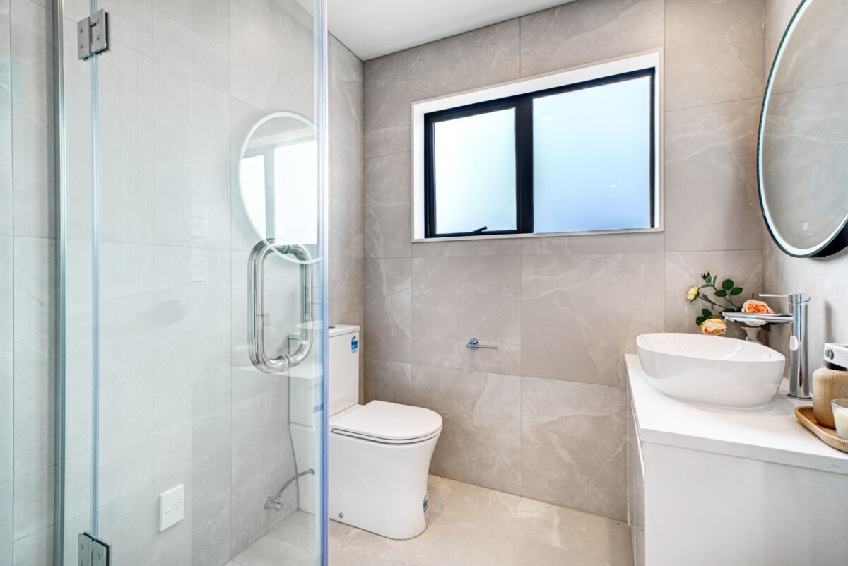 Brandnew 4 beds 2.5 baths home with garage, just a short stroll from LynnMall Shopping Centre, New Lynn Train Station, 1/16 Binsted Road, New Lynn, Auckland