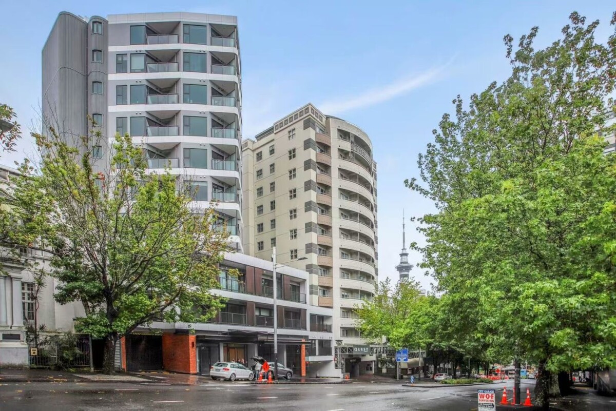 Auckland Girls’ Grammar school zone, 47m2 Freeholdand fully furnished 2 beds 1 bath 1 car park apartment with park views, within walking distance to Sky Tower, Aotea Centre, universities, and all key amenities. B03/369 Queen Street, City Centre, Auckland