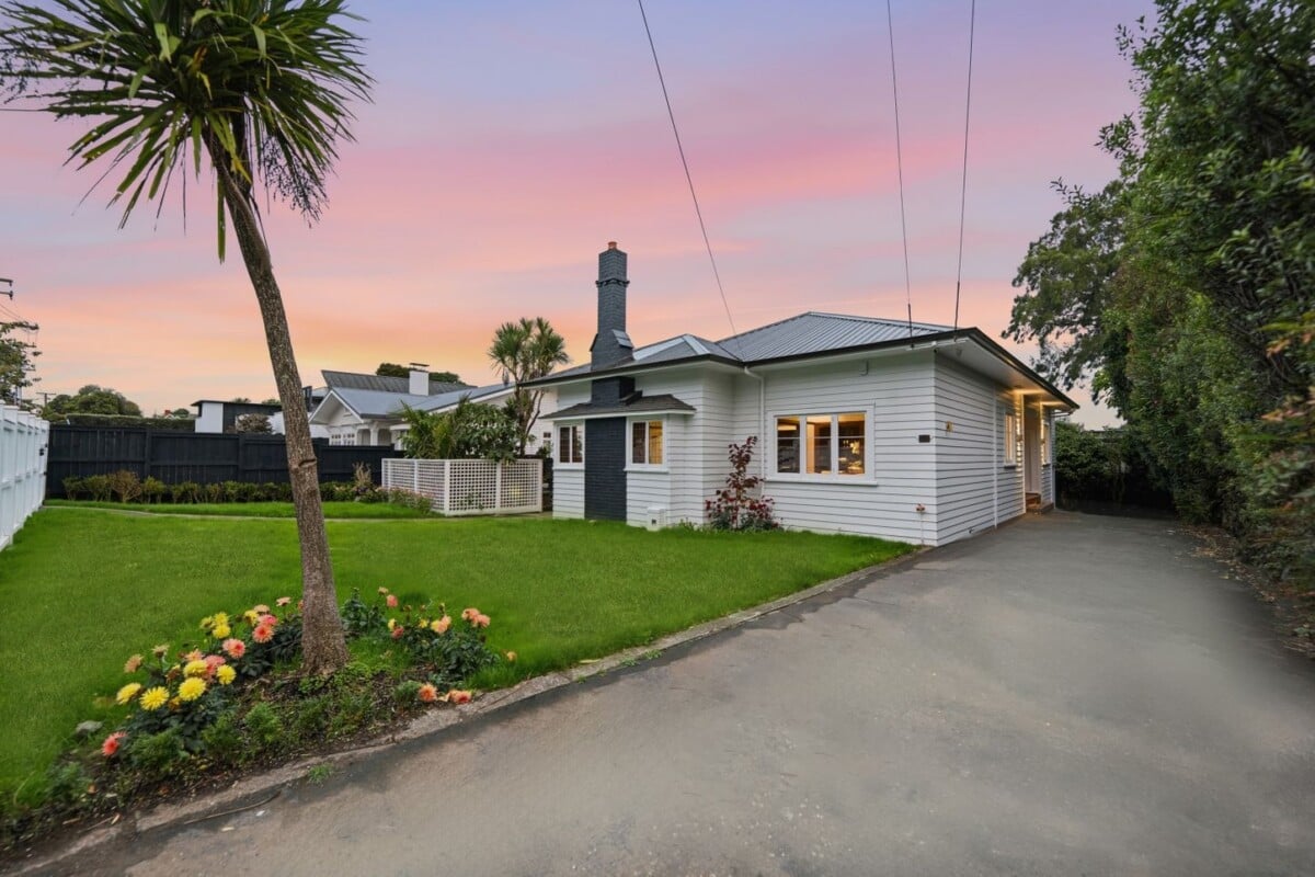 Double Grammar school zone, 213m2 upgraded 4 beds 2.5 baths house with garage and carport on 1021m2 section, Zoned for Auckland Grammar School and Epsom Girls Grammar School, and conveniently located close to Mt Eden, Newmarket’s vibrant shopping and dining precinct, with easy access to the CBD, 12 Shipherds Avenue, Epsom, Auckland