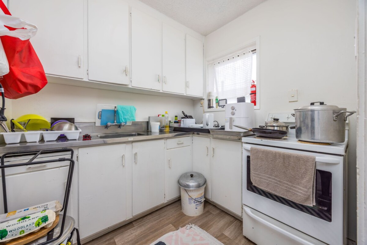 Brick and tile 6 self-contained flats (1x2brm + 5x1brm units) on 1012m2 section, reliable rental income at $127,500pa, Kings College and Otahuhu College just minutes away, close to Royal Auckland Golf Course and quick access to SH20 & SH1, 80 Walmsley Road, Otahuhu, Auckland