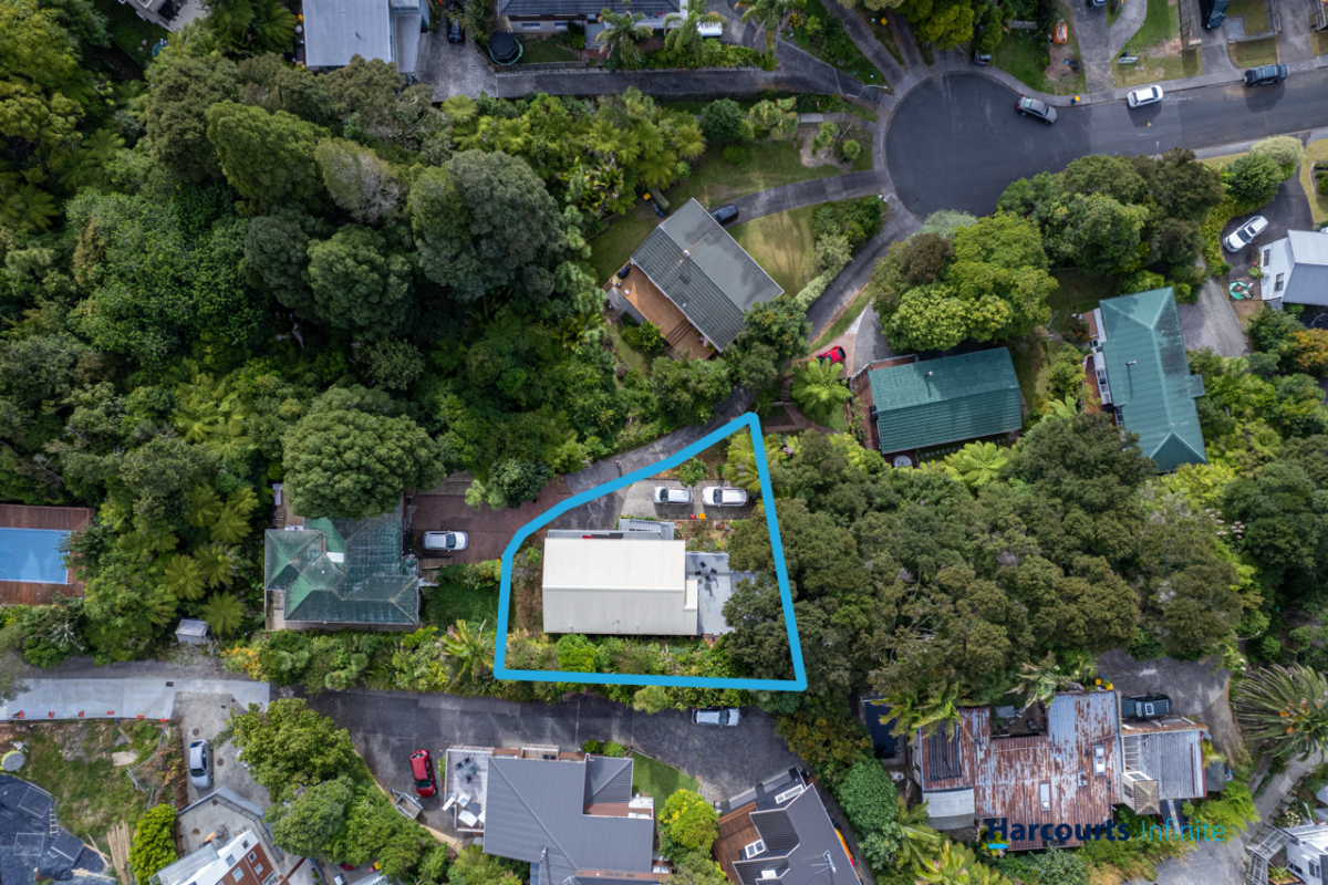 Once over 13 years, Must sell, Owners moving to Brisbane, 150m2 4 beds 2 baths house with Great Reserve Views, zoned for Glamorgan School, Northcross Intermediate, Long Bay College, 2/27 Flavia Close, Torbay, Auckland
