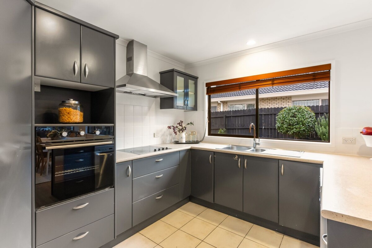Vendors Settled Overseas, Botany Downs Secondary College zone, 140m2 3 beds 1 bath house with double garage on 400m2 section, moments to Botany Downs shopping centre, schools, 7 Brittas Place, East Tamaki, Auckland