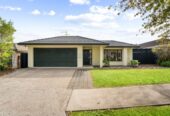 Vendors Settled Overseas, Botany Downs Secondary College zone, 140m2 3 beds 1 bath house with double garage on 400m2 section, moments to Botany Downs shopping centre, schools, 7 Brittas Place, East Tamaki, Auckland