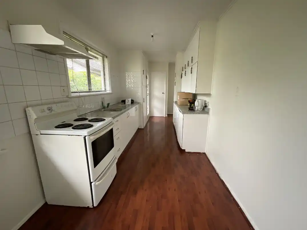 For rent, 4 beds (3 beds + study room) 1.5 baths house with double garage, available now, 1 Hutt Road, Manurewa, Auckland
