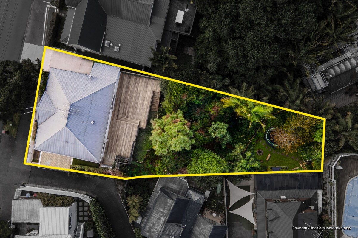 Double Grammar school zone, 3 beds 2 baths house with carport on 675m2 section, close to parks, reserve, schools, Newmarket shopping centre, zoned for Victoria Avenue School, Remuera Intermediate, Auckland Grammar, and Epsom Girls Grammar, 141 Bassett Road, Remuera, Auckland