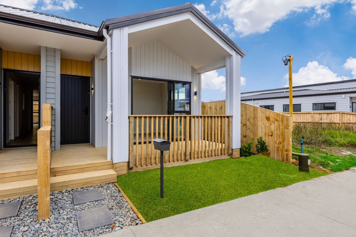 Brandnew 2 beds + study room 1 bath Duplex home with 2 car parks on 175m2 section, close to local amenities, schools, easy motorway access, 16 Ihi Place, Karaka, Auckland