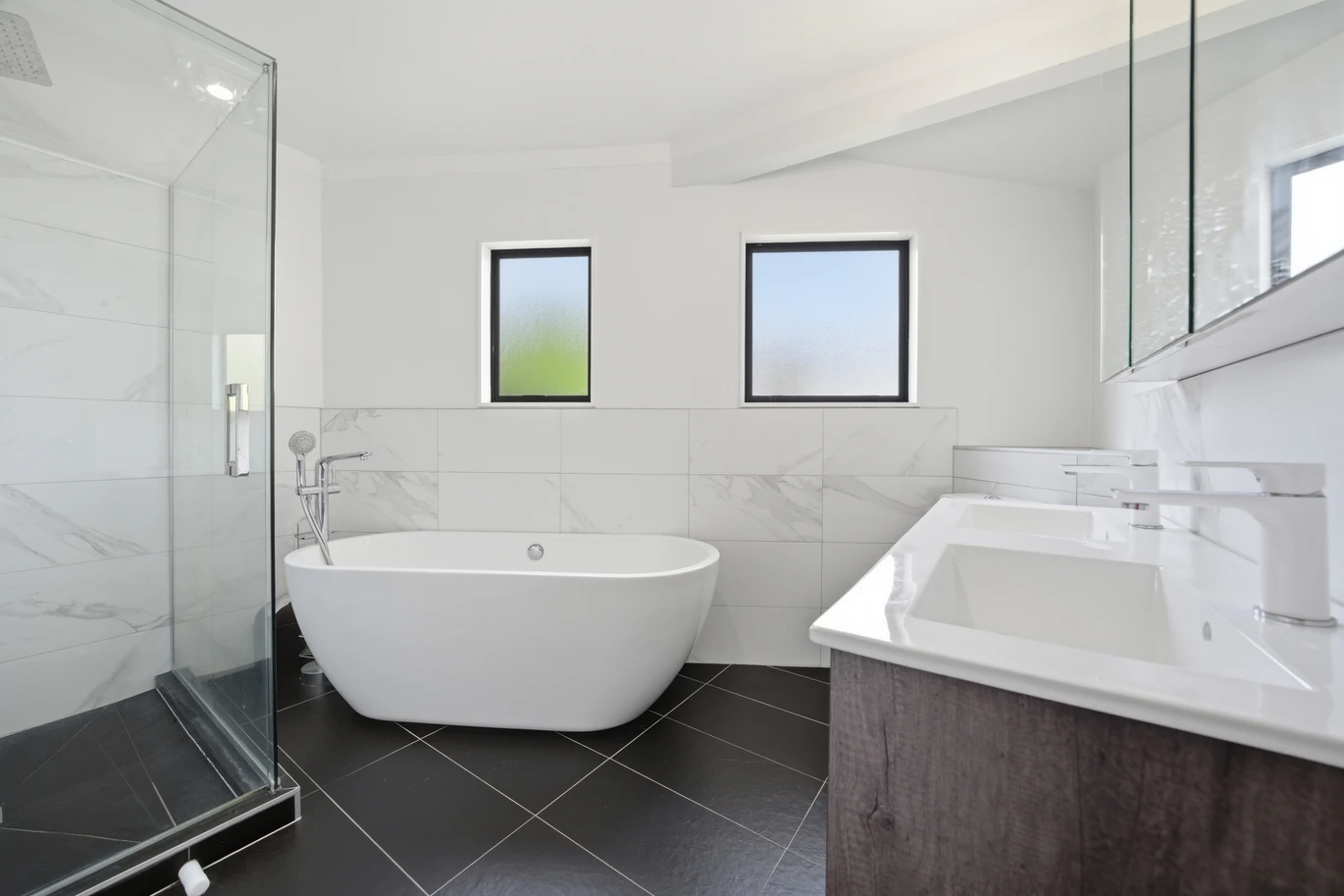 Once in 26 years, vendor relocating, 3 beds 2 baths house with double garage, Walk to Sylvia Park Mall & train station, Zoned for Bailey Road School, Baradene College & One Tree Hill College, 128 Aranui Road, Mount Wellington, Auckland