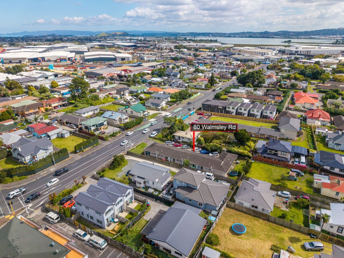 Brick and tile 6 self-contained flats (1x2brm + 5x1brm units) on 1012m2 section, reliable rental income at $127,500pa, Kings College and Otahuhu College just minutes away, close to Royal Auckland Golf Course and quick access to SH20 & SH1, 80 Walmsley Road, Otahuhu, Auckland