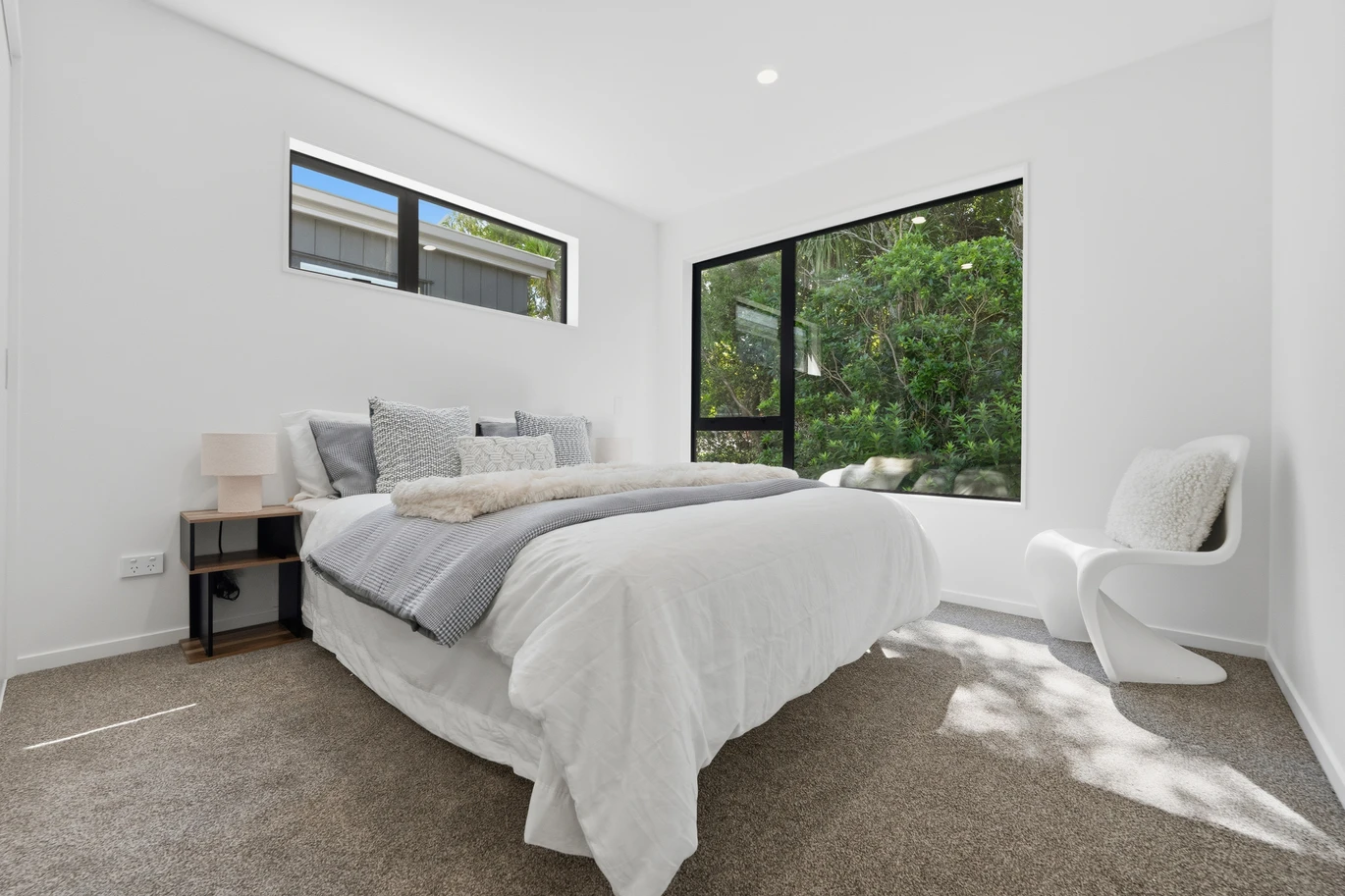 Brandnew standalone 4 beds 2.5 baths home with garage by Crum Park, close to schools, supermarket, Lynn Mall, zonfed for Green Bay Primary/Intermediate and Green Bay High School, Glen Eden Intermediate, 3/48 Hilling Street Green Bay, Auckland