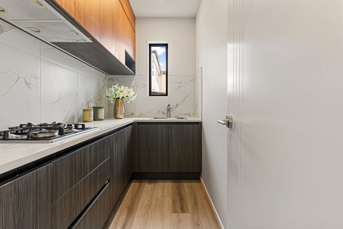 2 kitchens, 296m2 5 beds 3.5 baths house with double garage and 2-beds granny on 378m2 section, close to local parks, shopping amenities, zoned for Ormiston Primary, Ormiston Junior College, and Ormiston Senior College, 3 Hing Street, Flat Bush, Auckland