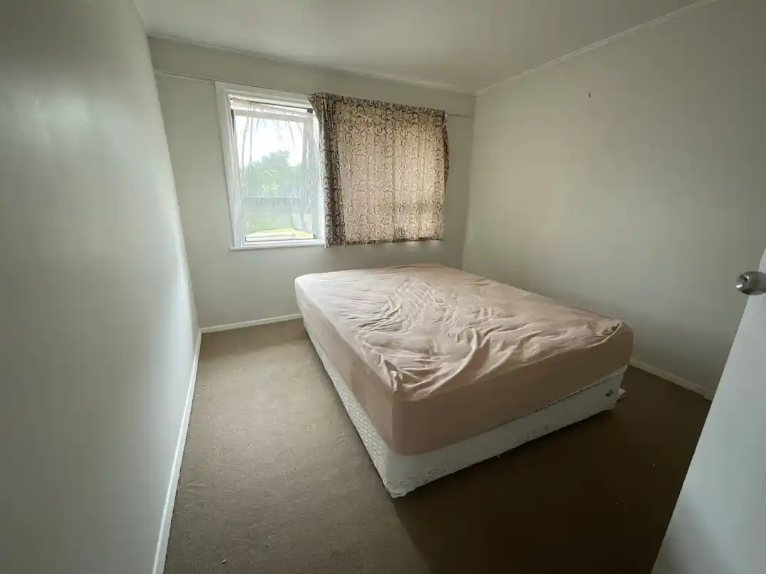 For rent, 4 beds (3 beds + study room) 1.5 baths house with double garage, available now, 1 Hutt Road, Manurewa, Auckland