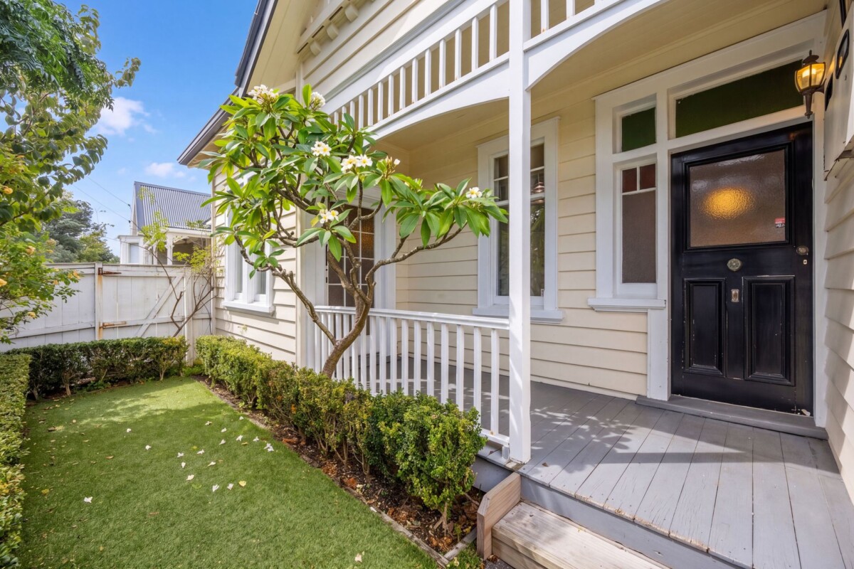 Double Grammar school zone, 3 beds 2 baths house with carport on 675m2 section, close to parks, reserve, schools, Newmarket shopping centre, zoned for Victoria Avenue School, Remuera Intermediate, Auckland Grammar, and Epsom Girls Grammar, 141 Bassett Road, Remuera, Auckland