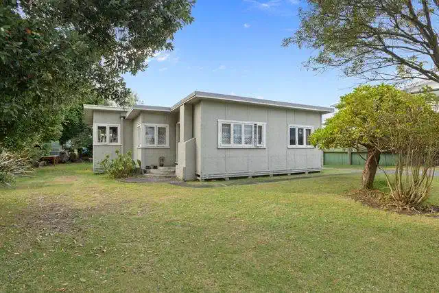 3 beds 1 bath house on 1012m2 section, minutes away from Waiuku Town Centre’s shops, cafes, schools and beach. 0.6 km to Sandspit Road School, 0.7 km to Waiuku College, 3 Sandspit Road, Waiuku, Auckland
