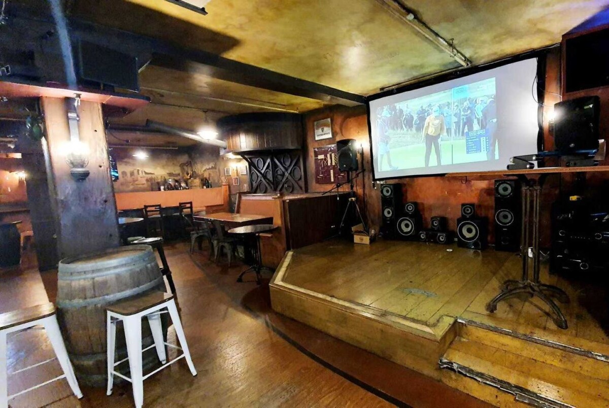 Freehold commercial unit title, app 629 (527 +102) m2 ground floor area, Two separate leases with total rental over $190k/a+ GST if any+ outgoing with reasonable long term. Main tenant: (app 527 m2 floor area) one of the best and legend Irish bar and restaurant in NZ, Side tenant (app 102m2 floor area} for a company CBD base plus small art shop, 74 Wyndham Street, Auckland Central, Auckland
