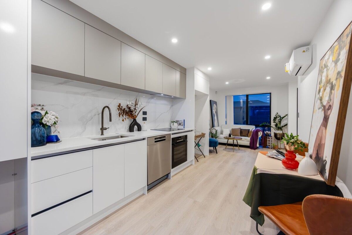 Ignore CV – Vendor Selling Below CV ( CV $1,050,000), 3 beds (3 ensuites) 3.5 baths home with garage, just minutes to SH1 motorway access, and close to Albany Westfield, cafés, and parks, with zoning for Oteha Valley School, Northcross Intermediate, and Long Bay College. 25D Oteha Valley Road, Northcross, Auckland