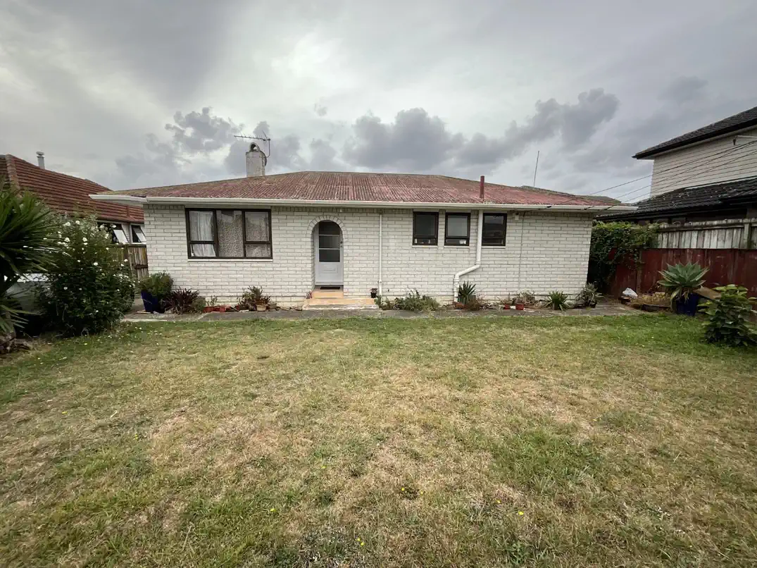 For rent, 4 beds (3 beds + study room) 1.5 baths house with double garage, available now, 1 Hutt Road, Manurewa, Auckland
