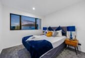 Ignore CV – Vendor Selling Below CV ( CV $1,050,000), 3 beds (3 ensuites) 3.5 baths home with garage, just minutes to SH1 motorway access, and close to Albany Westfield, cafés, and parks, with zoning for Oteha Valley School, Northcross Intermediate, and Long Bay College. 25D Oteha Valley Road, Northcross, Auckland