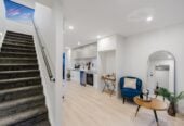 Ignore CV – Vendor Selling Below CV ( CV $1,050,000), 3 beds (3 ensuites) 3.5 baths home with garage, just minutes to SH1 motorway access, and close to Albany Westfield, cafés, and parks, with zoning for Oteha Valley School, Northcross Intermediate, and Long Bay College. 25D Oteha Valley Road, Northcross, Auckland
