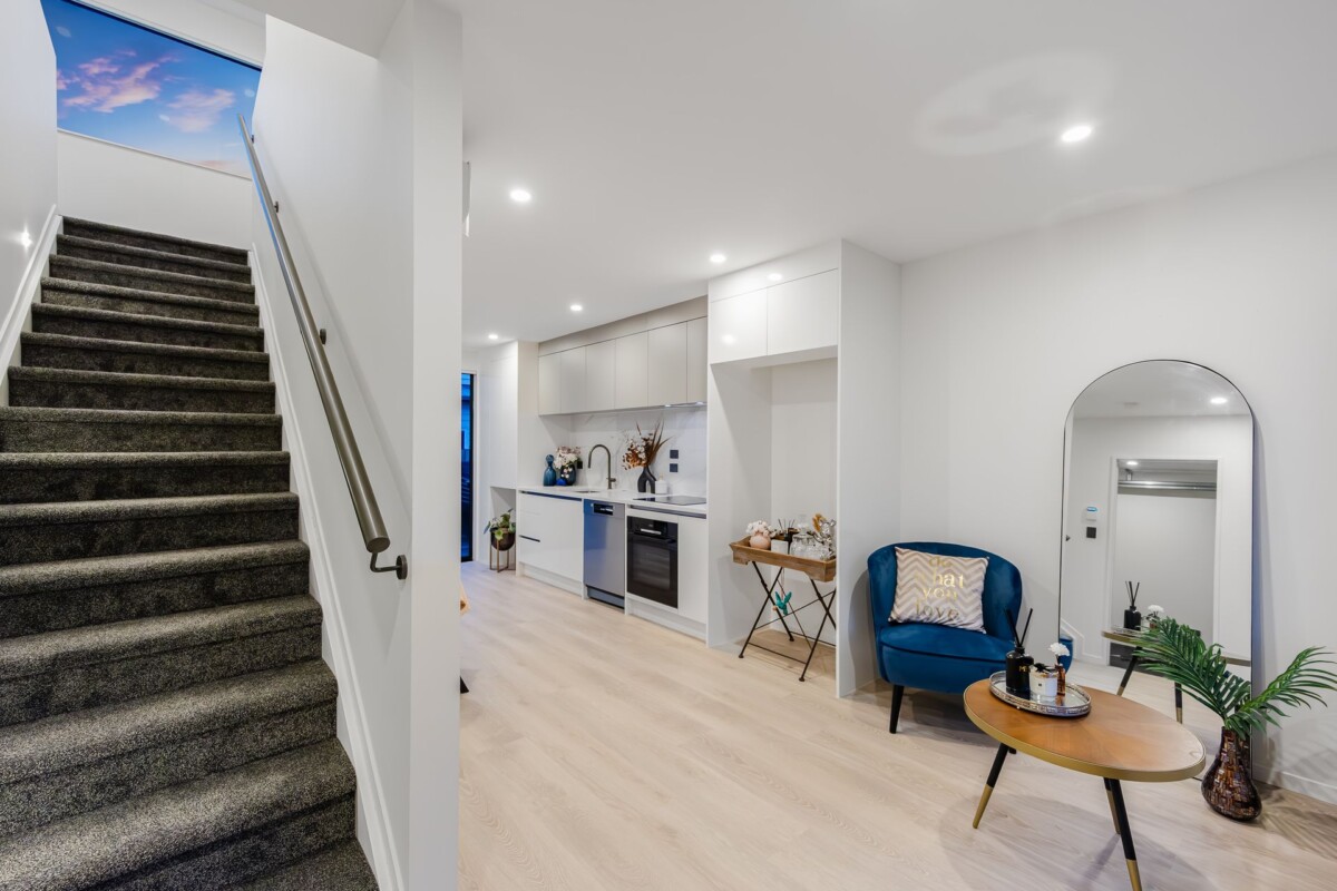 Ignore CV – Vendor Selling Below CV ( CV $1,050,000), 3 beds (3 ensuites) 3.5 baths home with garage, just minutes to SH1 motorway access, and close to Albany Westfield, cafés, and parks, with zoning for Oteha Valley School, Northcross Intermediate, and Long Bay College. 25D Oteha Valley Road, Northcross, Auckland
