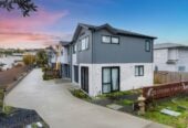 Ignore CV – Vendor Selling Below CV ( CV $1,050,000), 3 beds (3 ensuites) 3.5 baths home with garage, just minutes to SH1 motorway access, and close to Albany Westfield, cafés, and parks, with zoning for Oteha Valley School, Northcross Intermediate, and Long Bay College. 25D Oteha Valley Road, Northcross, Auckland