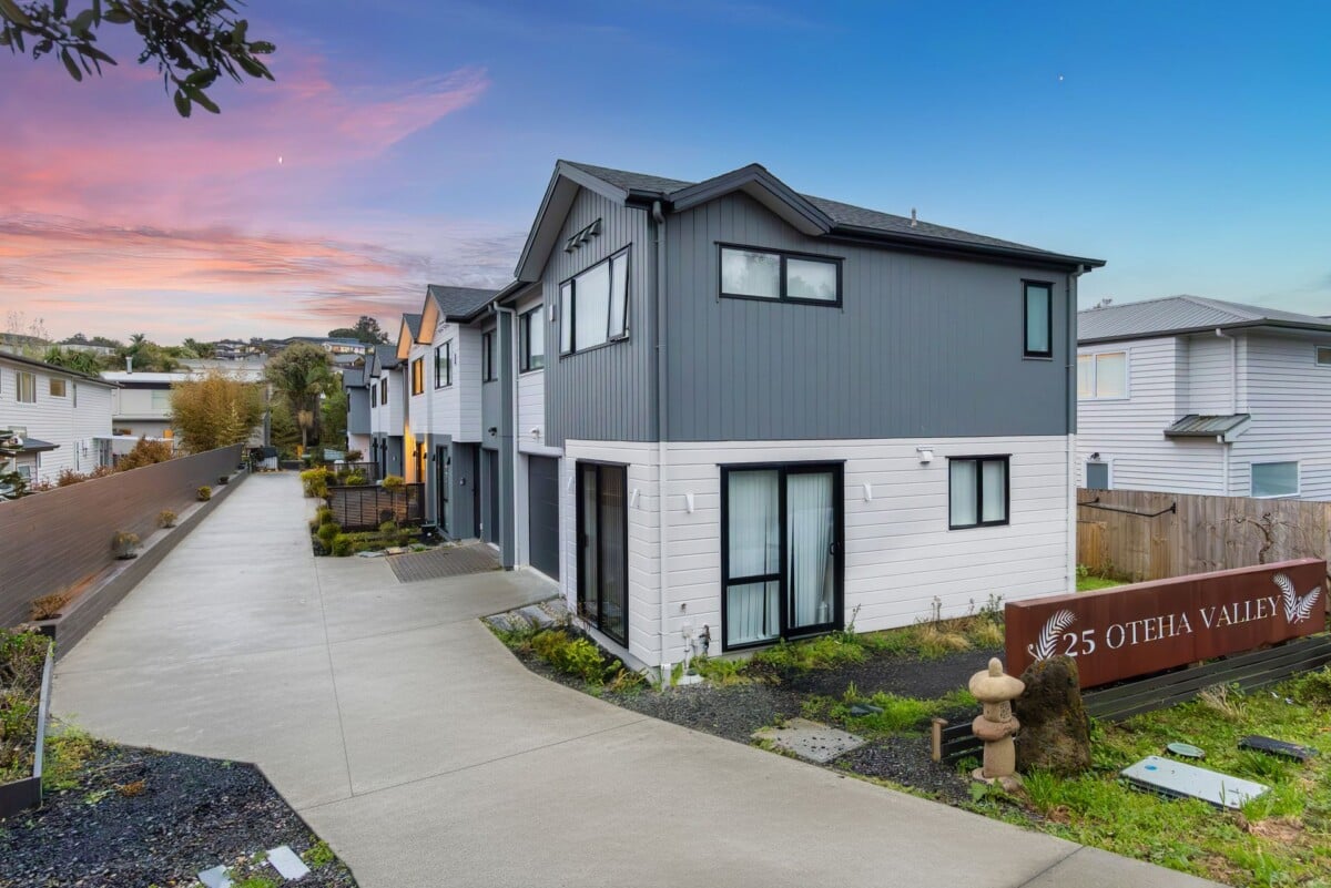Ignore CV – Vendor Selling Below CV ( CV $1,050,000), 3 beds (3 ensuites) 3.5 baths home with garage, just minutes to SH1 motorway access, and close to Albany Westfield, cafés, and parks, with zoning for Oteha Valley School, Northcross Intermediate, and Long Bay College. 25D Oteha Valley Road, Northcross, Auckland