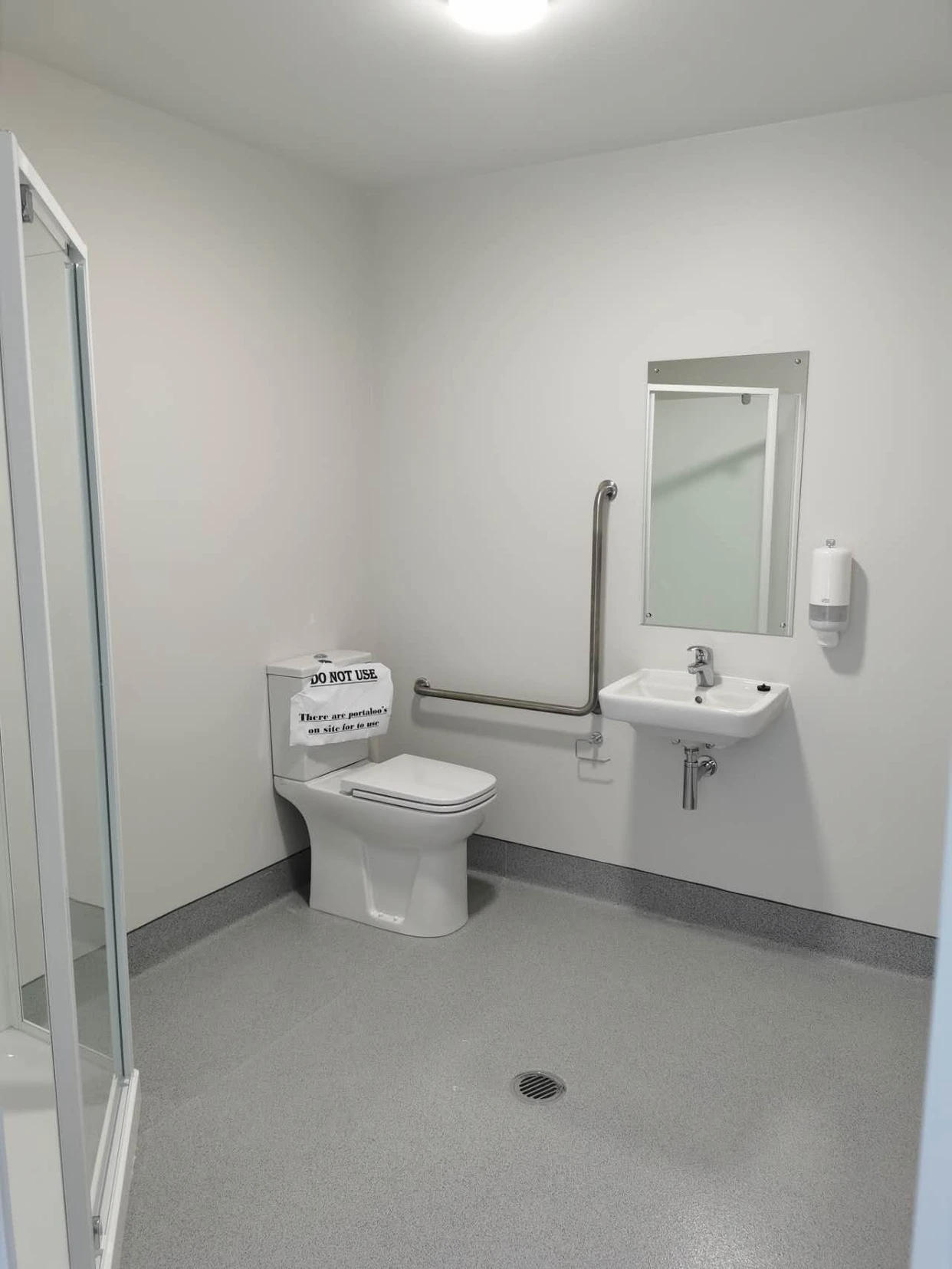 Must sell, Asking Price $698,000 + GST (if any), 135m2 high-stud industrial / commercial unit, CV: $830,000, One dedicated car park plus additional space in front of the roller door, in Oracle Business Park, located within Rosedale’s established industrial precinct, 28/3 Oracle Drive Albany, Auckland